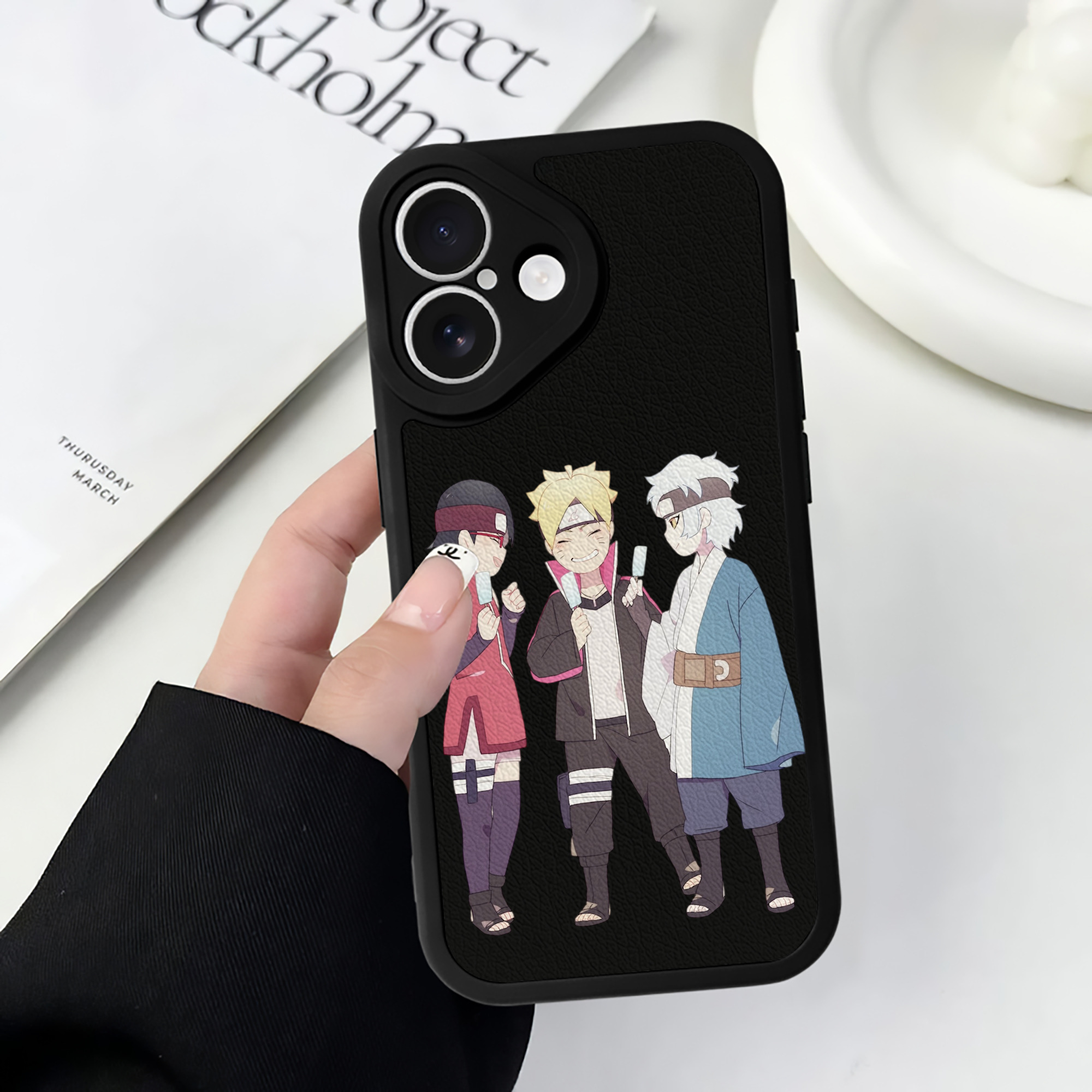 （画像用） NARUTO -ナルト- うちは サラダ Uchiha Sarada 【iPhone 16シリーズ対応】シリコンスマホケース（レザー調） 材質：シリコン